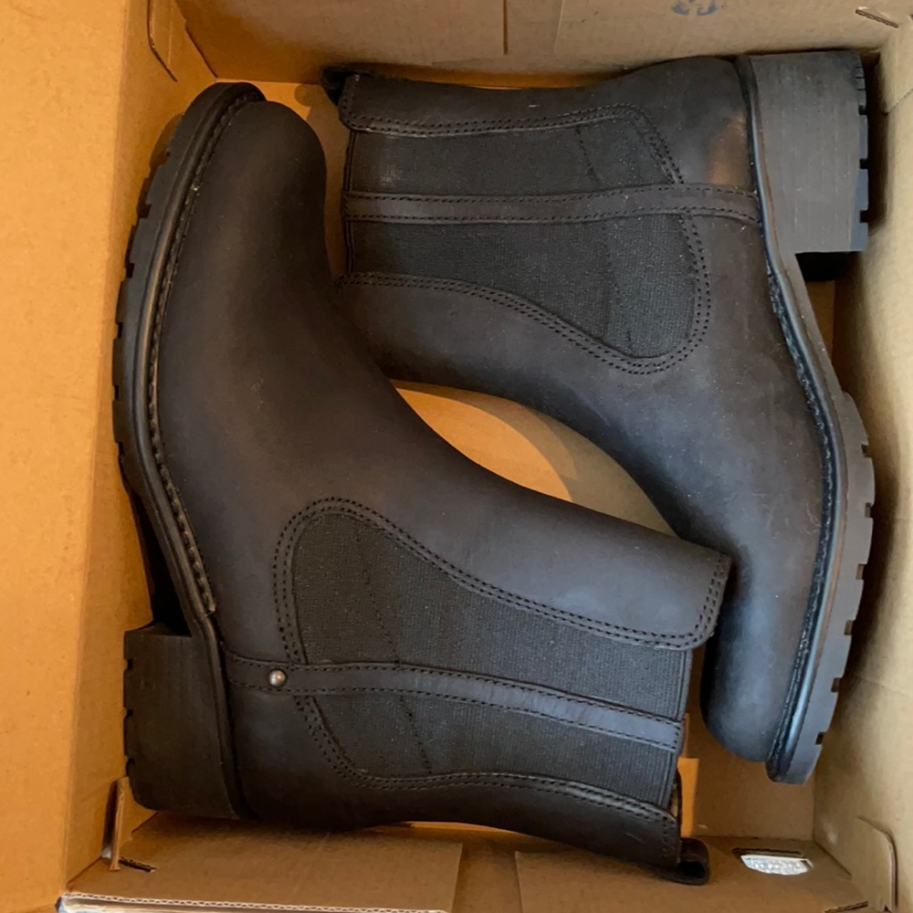 Clarks black leather boots Chesea